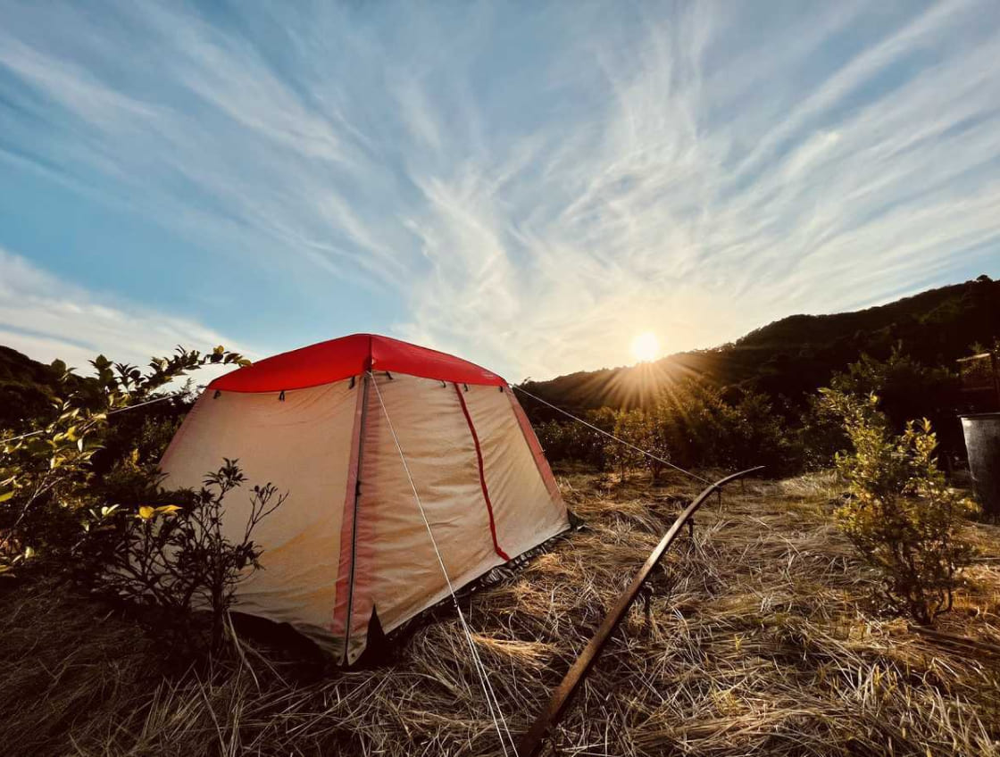 広げられたテントと朝日
