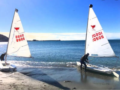 波打ち際に留まる2艘のヨット