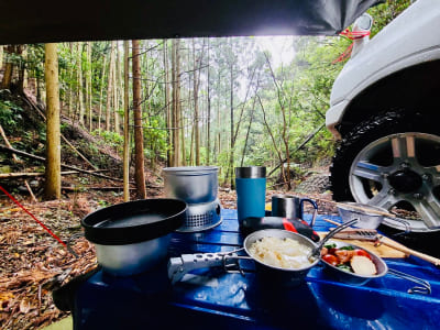 草原に置かれた2脚のアウトドアチェアとテーブル